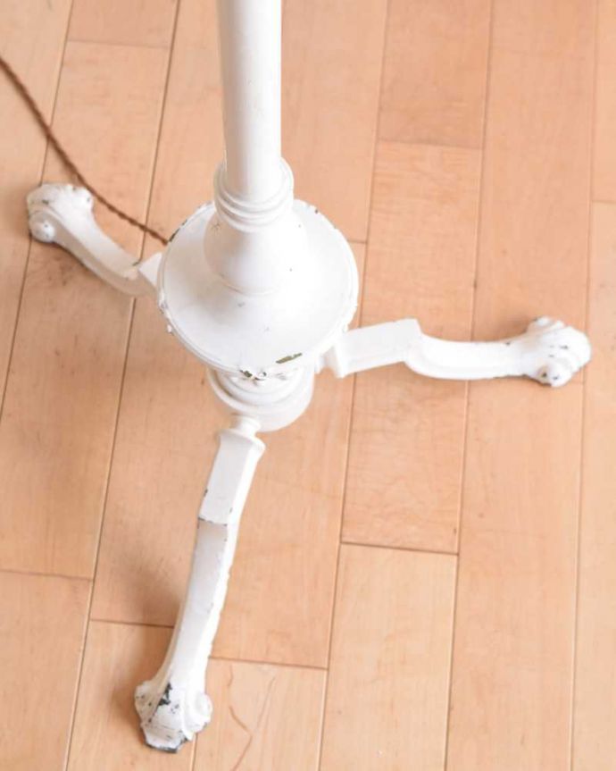 スタンドライト　照明・ライティング　ホワイトの可愛いアンティークのシェード付きフロアランプ（B22シャンデリア球付）。。(k-2271-f)