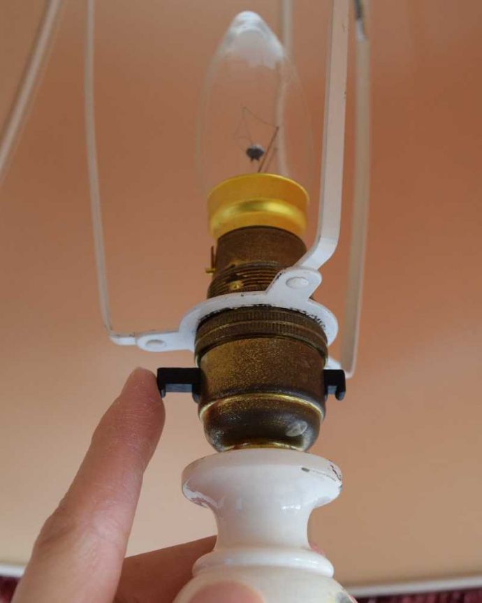 スタンドライト　照明・ライティング　ホワイトの可愛いアンティークのシェード付きフロアランプ（B22シャンデリア球付）。。(k-2271-f)