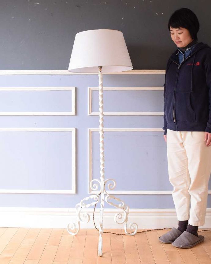 スタンドライト　照明・ライティング　白いアイアン製のアンティークフロアランプ（Ｂ22シャンデリア球付）。。(k-2272-f)