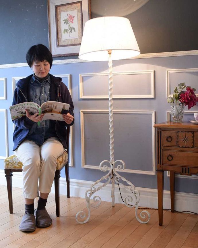 スタンドライト　照明・ライティング　白いアイアン製のアンティークフロアランプ（Ｂ22シャンデリア球付）。。(k-2272-f)