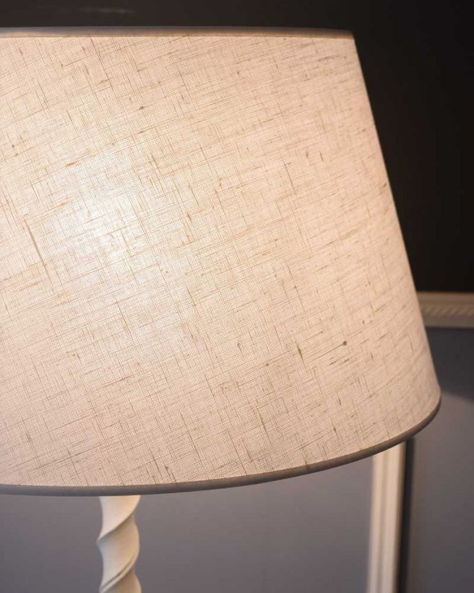 スタンドライト　照明・ライティング　白いアイアン製のアンティークフロアランプ（Ｂ22シャンデリア球付）。。(k-2272-f)