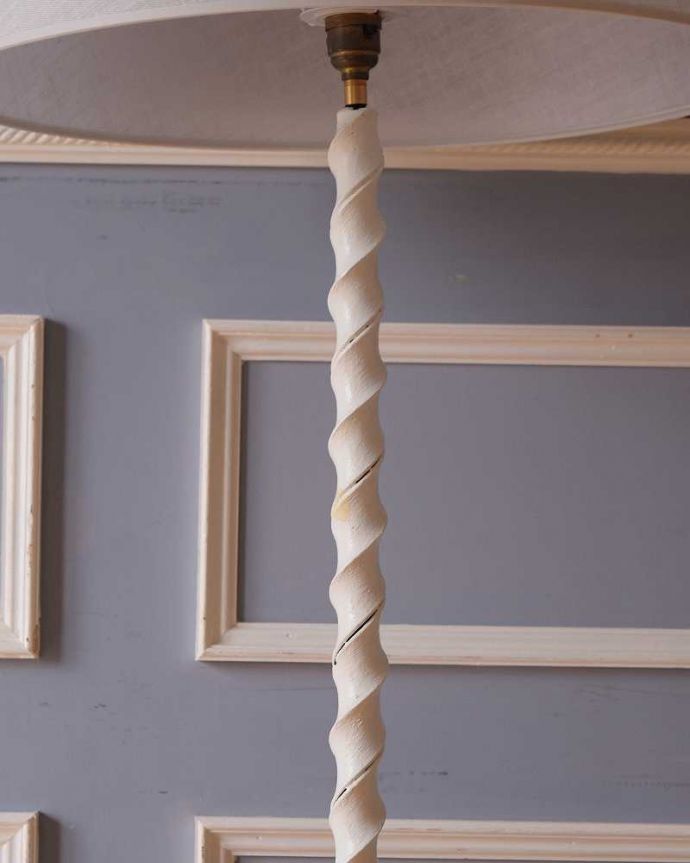 スタンドライト　照明・ライティング　白いアイアン製のアンティークフロアランプ（Ｂ22シャンデリア球付）。。(k-2272-f)