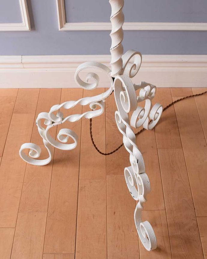 スタンドライト　照明・ライティング　白いアイアン製のアンティークフロアランプ（Ｂ22シャンデリア球付）。。(k-2272-f)