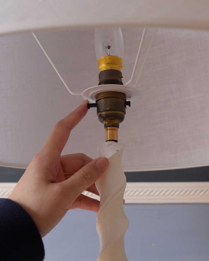 スタンドライト　照明・ライティング　白いアイアン製のアンティークフロアランプ（Ｂ22シャンデリア球付）。。(k-2272-f)