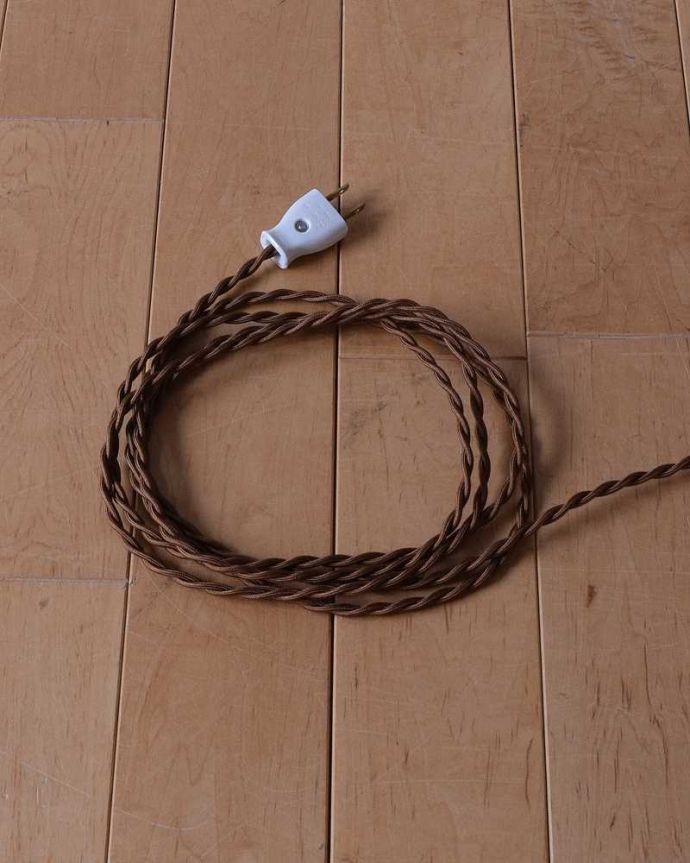 スタンドライト　照明・ライティング　白いアイアン製のアンティークフロアランプ（Ｂ22シャンデリア球付）。。(k-2272-f)