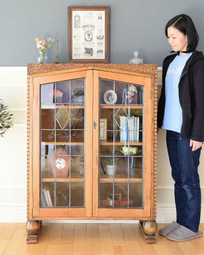 アンティークのキャビネット　アンティーク家具　重厚な脚とステンドグラス入りの英国のアンティークブックケース（本棚）。英国らしい堂々とした風格のあるガラスキャビネット重厚感ある佇まいで、落ち着いた雰囲気を演出してくれる英国のキャビネット。(k-2273-f)