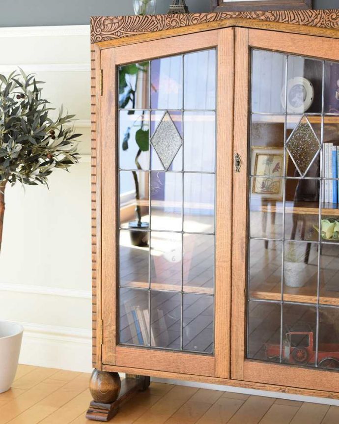 アンティークのキャビネット　アンティーク家具　重厚な脚とステンドグラス入りの英国のアンティークブックケース（本棚）。まずはステンドグラスを楽しみましょう現代のように機械が発達していない時代に作られたステンドグラス。(k-2273-f)