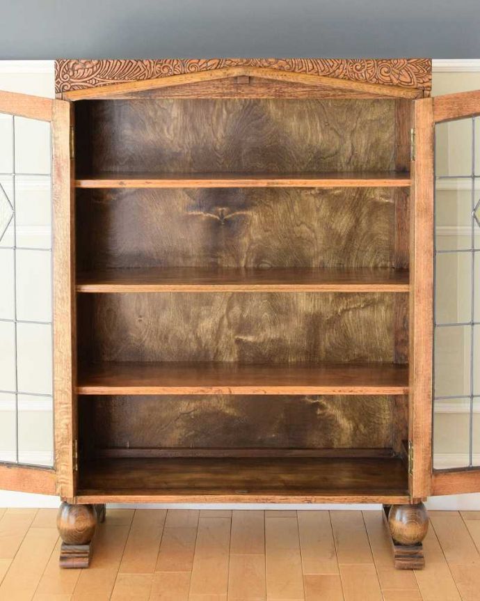 アンティークのキャビネット　アンティーク家具　重厚な脚とステンドグラス入りの英国のアンティークブックケース（本棚）。扉を開けると･･･重い本がたっぷり収納できるように頑丈に作られています。(k-2273-f)