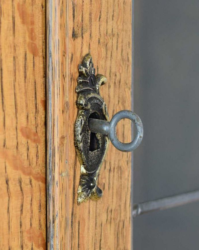 アンティークのキャビネット　アンティーク家具　重厚な脚とステンドグラス入りの英国のアンティークブックケース（本棚）。小さなパーツにもこだわり鍵が取っ手になっているので、中を開ける度にまるで宝箱を開ける気分です。(k-2273-f)