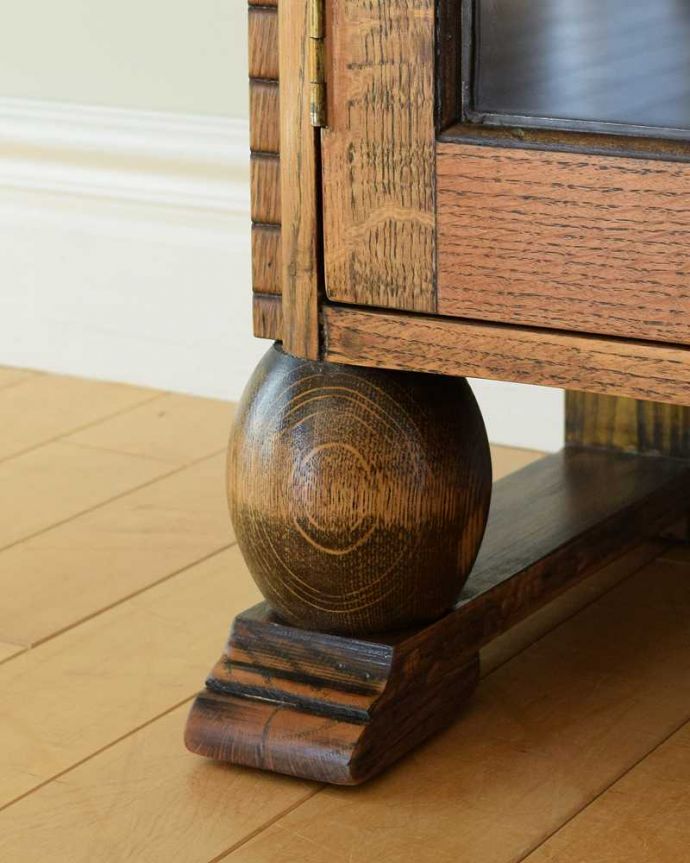 アンティークのキャビネット　アンティーク家具　重厚な脚とステンドグラス入りの英国のアンティークブックケース（本棚）。女性1人でラクラク運べちゃう仕掛けHandleのアンティークは、脚の裏にフェルトキーパーをお付けしています。(k-2273-f)