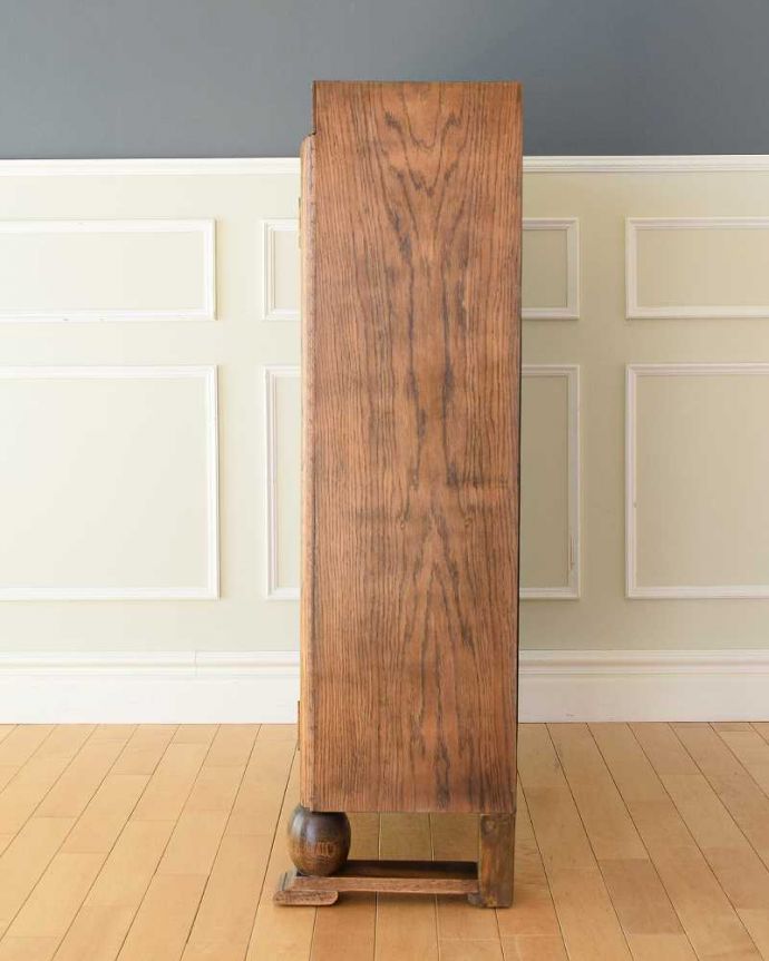 アンティークのキャビネット　アンティーク家具　重厚な脚とステンドグラス入りの英国のアンティークブックケース（本棚）。横から見てもステキ横顔だって英国アンティークらしくカッコイイんです。(k-2273-f)