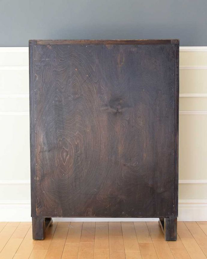 アンティークのキャビネット　アンティーク家具　重厚な脚とステンドグラス入りの英国のアンティークブックケース（本棚）。後ろ姿もキレイですアンティークは新品ではないので、もちろん経年変化によるキズはありますが、専門の職人が修復したので後ろ姿にも自信があります。(k-2273-f)