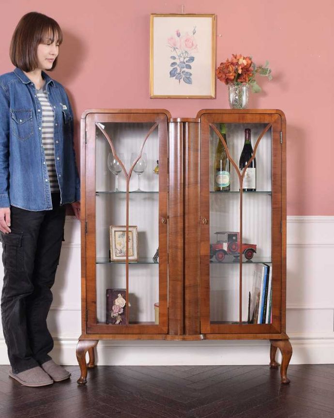 アンティークのキャビネット アンティーク家具 クラシックな英国のアンティーク家具、ガラスキャビネット(飾り棚)。おススメ度No,1のアンティーク家具いろんな場所で使えてお部屋に魅せ場を作ってくれるガラスのキャビネットはアンティーク家具の中でもイチオシの家具です。(k-2274-f)