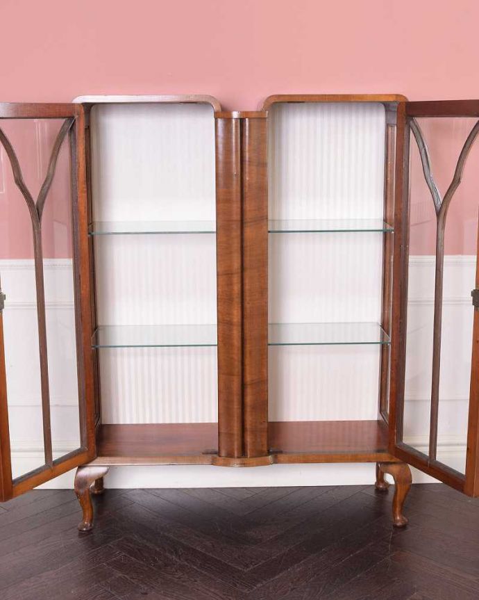 アンティークのキャビネット アンティーク家具 クラシックな英国のアンティーク家具、ガラスキャビネット(飾り棚)。扉を開けてみると・・・職人がキレイに修復して、背板も新しい生地に張替えました。(k-2274-f)