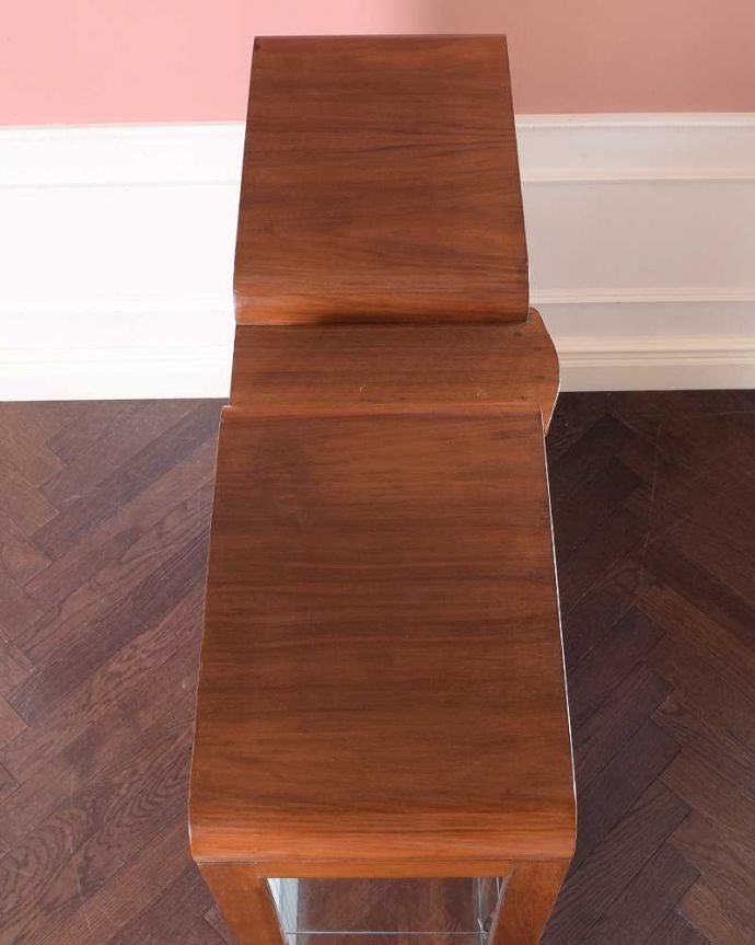 アンティークのキャビネット アンティーク家具 クラシックな英国のアンティーク家具、ガラスキャビネット(飾り棚)。塗装もキレイに仕上げました上から見るとこんな形のキャビネットです。(k-2274-f)