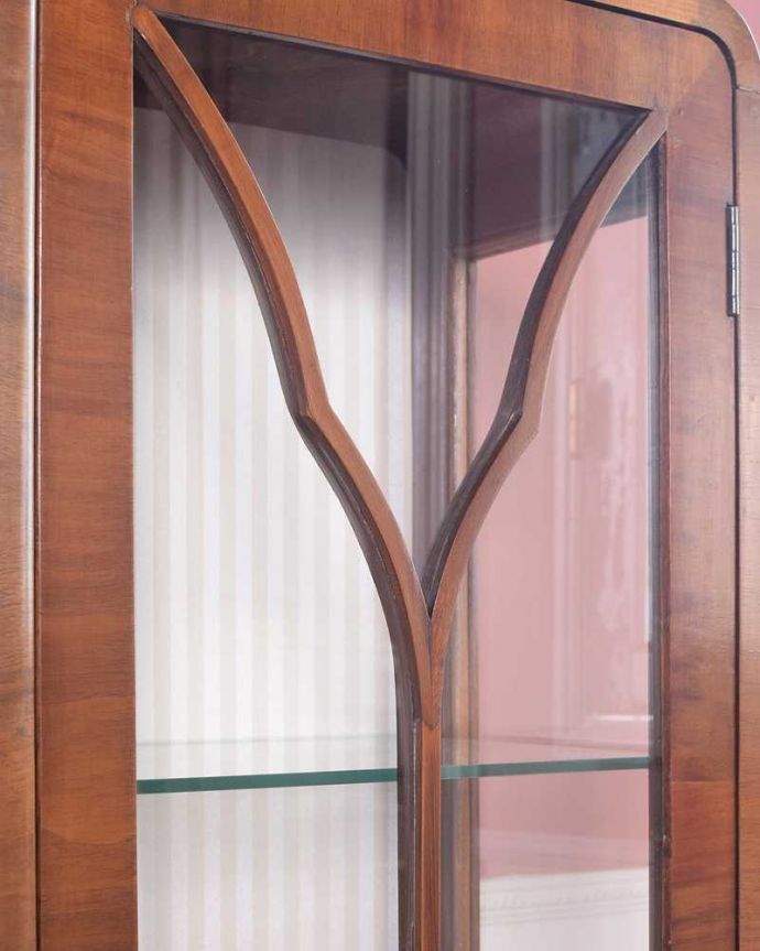 アンティークのキャビネット アンティーク家具 クラシックな英国のアンティーク家具、ガラスキャビネット(飾り棚)。美しい装飾にうっとり…ガラス面の装飾が上品なアクセントに。(k-2274-f)