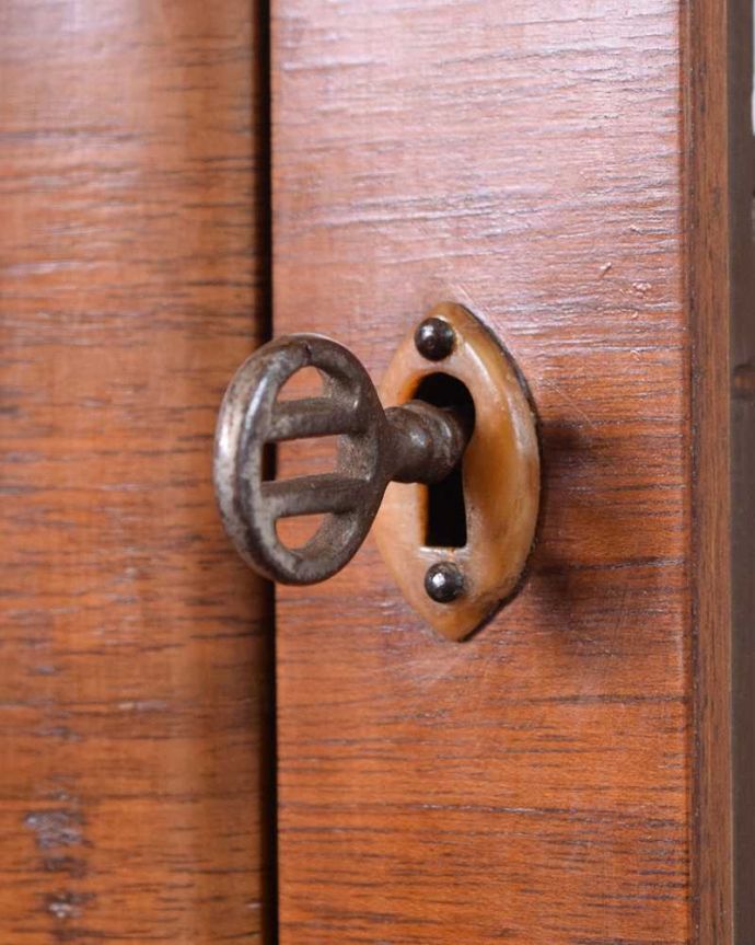 アンティークのキャビネット アンティーク家具 クラシックな英国のアンティーク家具、ガラスキャビネット(飾り棚)。アンティークらしいカギの取っ手鍵が取っ手になっています。(k-2274-f)