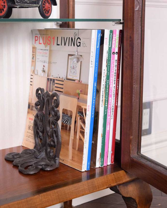 アンティークのキャビネット アンティーク家具 クラシックな英国のアンティーク家具、ガラスキャビネット(飾り棚)。扉の中は収納たっぷりA4サイズの雑誌までしっかり収納出来ちゃう大きさ。(k-2274-f)