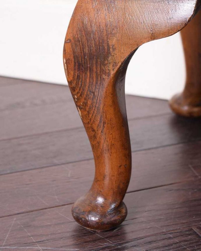 アンティークのキャビネット アンティーク家具 クラシックな英国のアンティーク家具、ガラスキャビネット(飾り棚)。女性1人でラクラク運べちゃうんですHandleのアンティークは、脚の裏にフェルトキーパーをお付けしています。(k-2274-f)