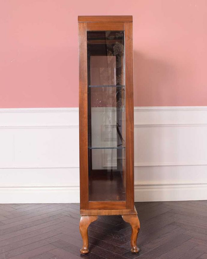 アンティークのキャビネット アンティーク家具 クラシックな英国のアンティーク家具、ガラスキャビネット(飾り棚)。横から見ても素敵なんです三方向がガラスのキャビネット。(k-2274-f)