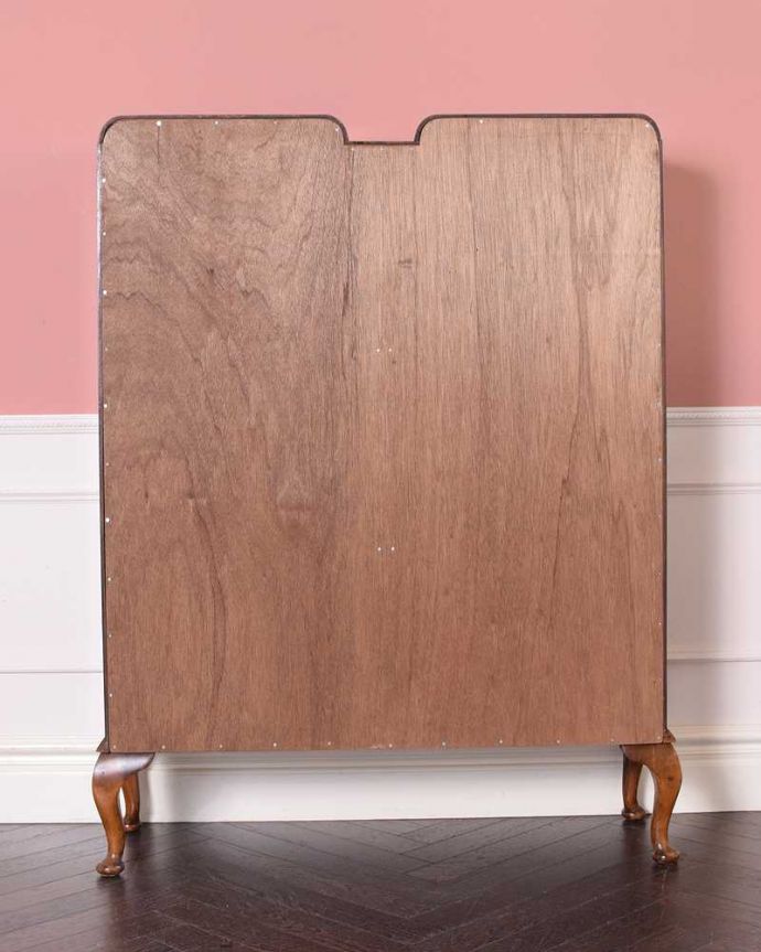 アンティークのキャビネット アンティーク家具 クラシックな英国のアンティーク家具、ガラスキャビネット(飾り棚)。後ろ姿も美しいですアンティークは新品ではないので、経年変化によるキズはありますが、専門の職人がしっかり修復したので後姿もキレイです。(k-2274-f)