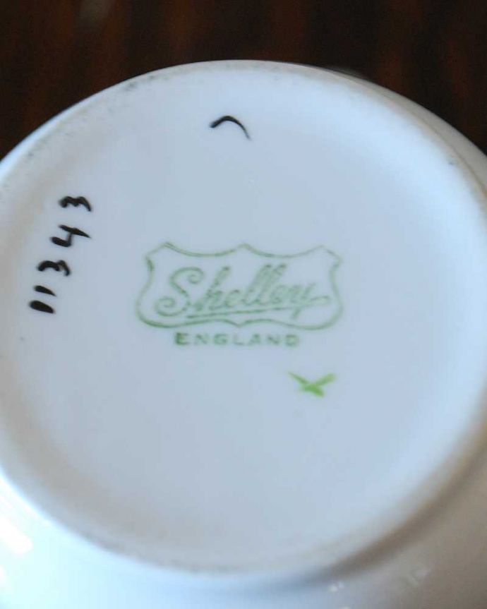 シェ―リー窯　アンティーク雑貨　可愛い木の実模様のアンティーク　シェリー(Shelley)のミルクピッチャー。裏側には品質の証製造メーカー保証の意味がこもった窯印、ポーセリンマークがあります。(k-2274-z)