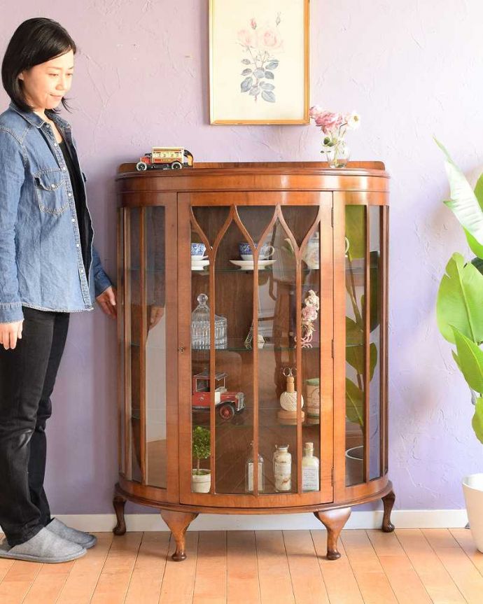 アンティークのキャビネット　アンティーク家具　ハーフムーンの素敵な英国のアンティーク、ゴシックデザインのガラスキャビネット。おススメNo.1のアンティーク家具もともとチャイナキャビネットとして陶器を見せながら収納するために造られたガラスの扉のキャビネット。(k-2275-f)