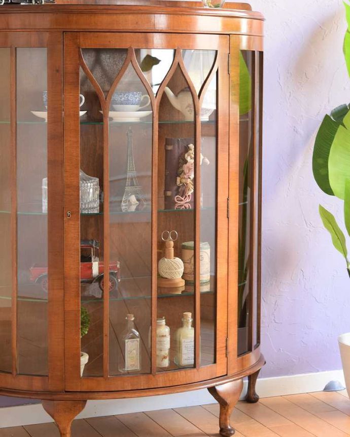 アンティークのキャビネット　アンティーク家具　ハーフムーンの素敵な英国のアンティーク、ゴシックデザインのガラスキャビネット。ガラス越しに見るお気に入りの美しさ…光をたっぷり取り入れてくれるガラス扉と棚板。(k-2275-f)