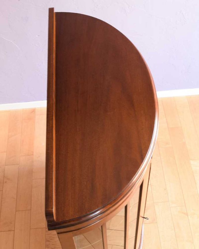 アンティークのキャビネット　アンティーク家具　ハーフムーンの素敵な英国のアンティーク、ゴシックデザインのガラスキャビネット。こんな形のキャビネットです。(k-2275-f)