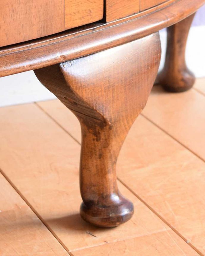 アンティークのキャビネット　アンティーク家具　ハーフムーンの素敵な英国のアンティーク、ゴシックデザインのガラスキャビネット。女性１人でもラクラク運べちゃうんですHandleのアンティークは脚の裏にフェルトキーパーをお付けしています。(k-2275-f)