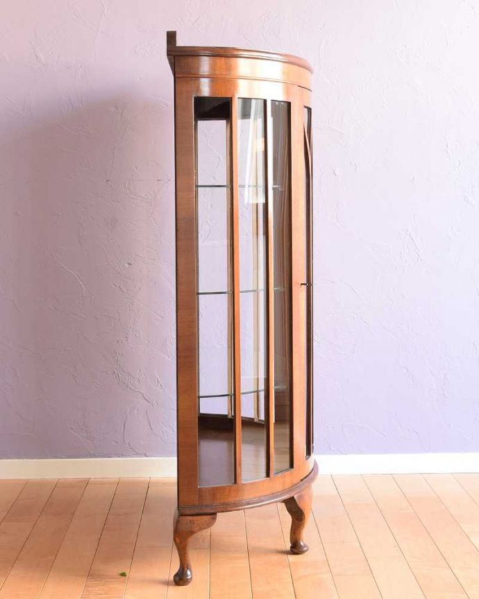 アンティークのキャビネット　アンティーク家具　ハーフムーンの素敵な英国のアンティーク、ゴシックデザインのガラスキャビネット。横から見てもステキ横から見るとこんな感じ。(k-2275-f)