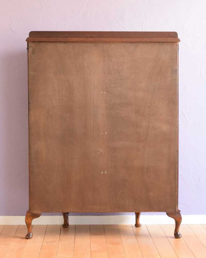 アンティークのキャビネット　アンティーク家具　ハーフムーンの素敵な英国のアンティーク、ゴシックデザインのガラスキャビネット。実は後ろから見てもキレイなんです。(k-2275-f)