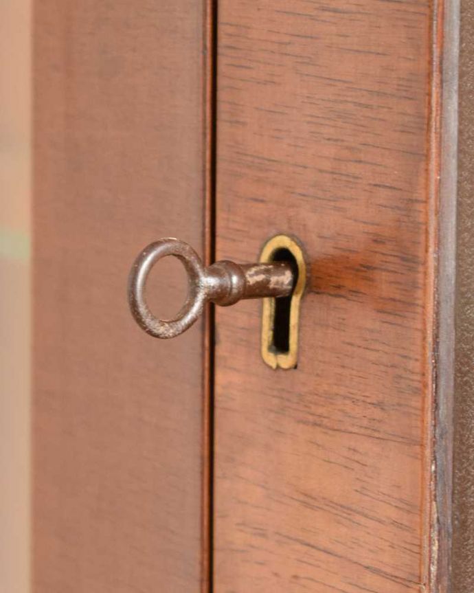 アンティークのキャビネット　アンティーク家具　ハーフムーンの素敵な英国のアンティーク、ゴシックデザインのガラスキャビネット。開ける度にワクワクアンティークらしくカギが取っ手の代わり。(k-2275-f)