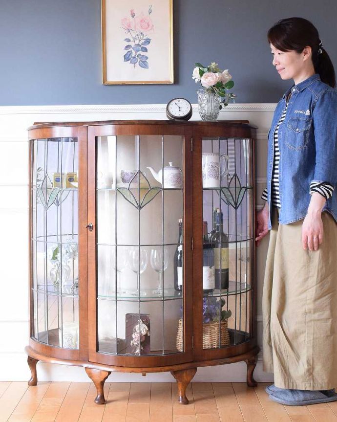 アンティークのキャビネット アンティーク家具 アンティークの英国家具、ステンドグラスが入ったミラーバックのガラスキャビネット。キラキラに輝くガラスのキャビネット。(k-2276-f)