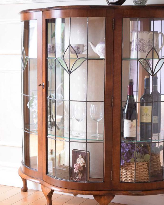 アンティークのキャビネット アンティーク家具 アンティークの英国家具、ステンドグラスが入ったミラーバックのガラスキャビネット。ガラス越しに中をのぞいてみると・・・光りが入るとミラーに反射してキラッと輝くから、中に入れたものにまるでスポットライトが当たっているように見えちゃうんです。(k-2276-f)