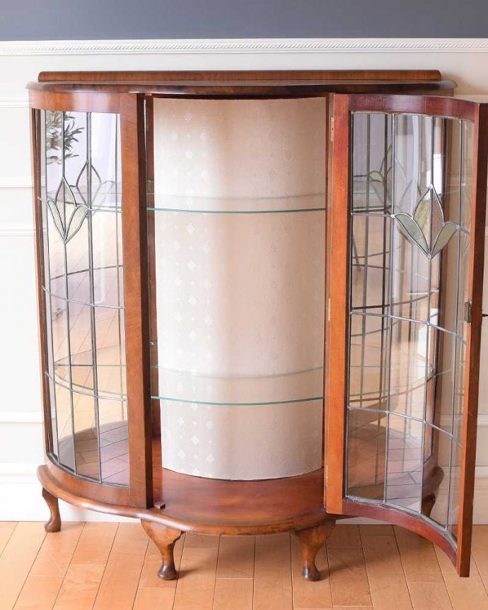 アンティークのキャビネット アンティーク家具 アンティークの英国家具、ステンドグラスが入ったミラーバックのガラスキャビネット。ミラーの効果で、なんだか大きく見えます背板の鏡にキャビネット自身が映し出されて、大きな形のキャビネットに見えちゃうんです。(k-2276-f)