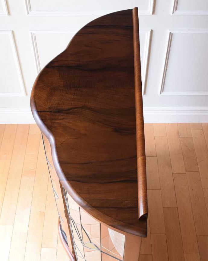 アンティークのキャビネット アンティーク家具 アンティークの英国家具、ステンドグラスが入ったミラーバックのガラスキャビネット。上から見るとよく分かるキャビネットの形全体の形はこんな感じです。(k-2276-f)