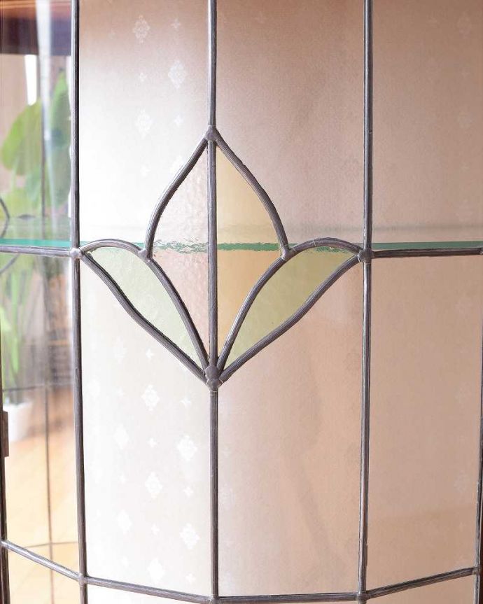 アンティークのキャビネット アンティーク家具 アンティークの英国家具、ステンドグラスが入ったミラーバックのガラスキャビネット。アンティークのガラスの美しさガラスも古いアンティークのステンドグラスは独特の雰囲気が魅力。(k-2276-f)