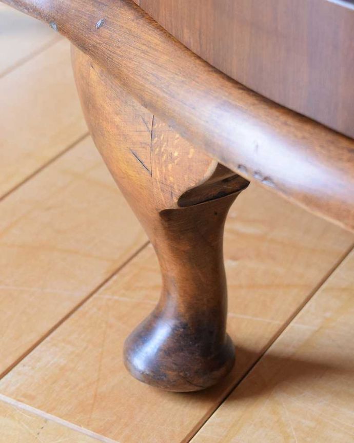 アンティークのキャビネット アンティーク家具 アンティークの英国家具、ステンドグラスが入ったミラーバックのガラスキャビネット。女性1人でもラクに運べちゃうヒミツHandleのアンティークは、脚の裏にフェルトキーパーをお付けしているので、床を滑らせれば女性でも移動がカンタンに出来ます!ご安心下さい。(k-2276-f)