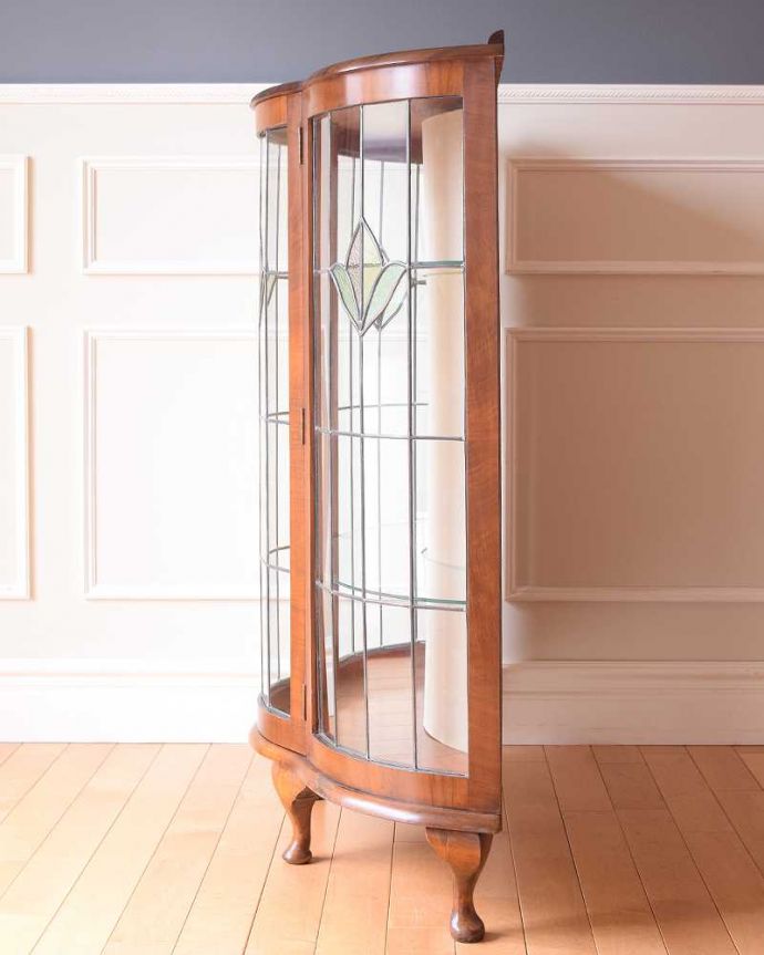 アンティークのキャビネット アンティーク家具 アンティークの英国家具、ステンドグラスが入ったミラーバックのガラスキャビネット。横から見てもステキ背板以外の三方向がガラスで囲まれたキャビネット。(k-2276-f)