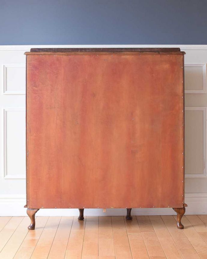 アンティークのキャビネット アンティーク家具 アンティークの英国家具、ステンドグラスが入ったミラーバックのガラスキャビネット。もちろん背中を見てもキレイですアンティークは新品ではないので経年変化によるキズはありますが、専門の職人がキレイにお直ししたので、背中もキレイです。(k-2276-f)