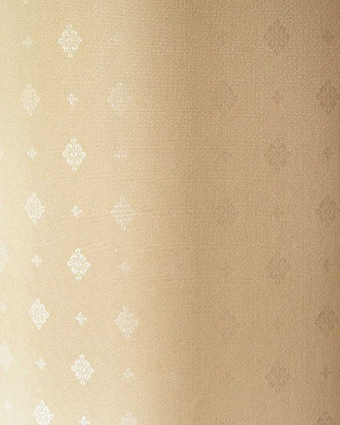 アンティークのキャビネット アンティーク家具 アンティークの英国家具、ステンドグラスが入ったミラーバックのガラスキャビネット。新しい生地で張り替えましたキャビネットの表情に合わせて新しい背板の生地を選びました。(k-2276-f)