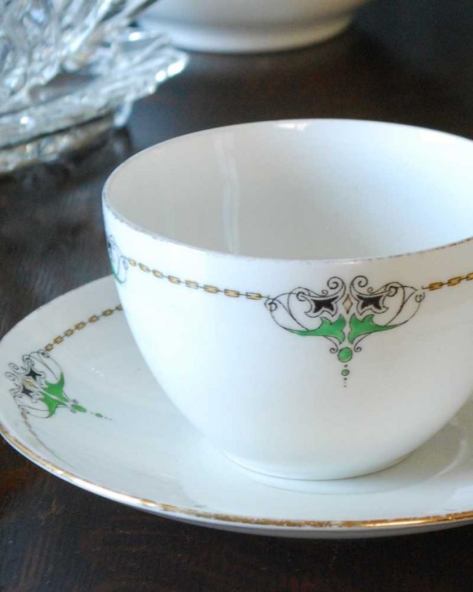 シェ―リー窯　アンティーク雑貨　可愛いお花模様のアンティーク　イギリスから届いたカップ＆ソーサー（Shelley/シェリー）。飾って使って楽しむ小さなアンティークアンティークでしか手に入れることが出来ない美しい模様のカップ＆ソーサー。(k-2276-z)