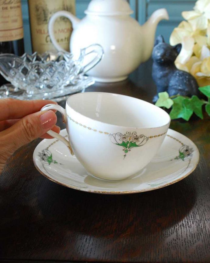 シェ―リー窯　アンティーク雑貨　可愛いお花模様のアンティーク　イギリスから届いたカップ＆ソーサー（Shelley/シェリー）。お茶の時間をもっと優雅に･･･眺めているだけじゃもったいないので、実用的に使って下さい。(k-2276-z)