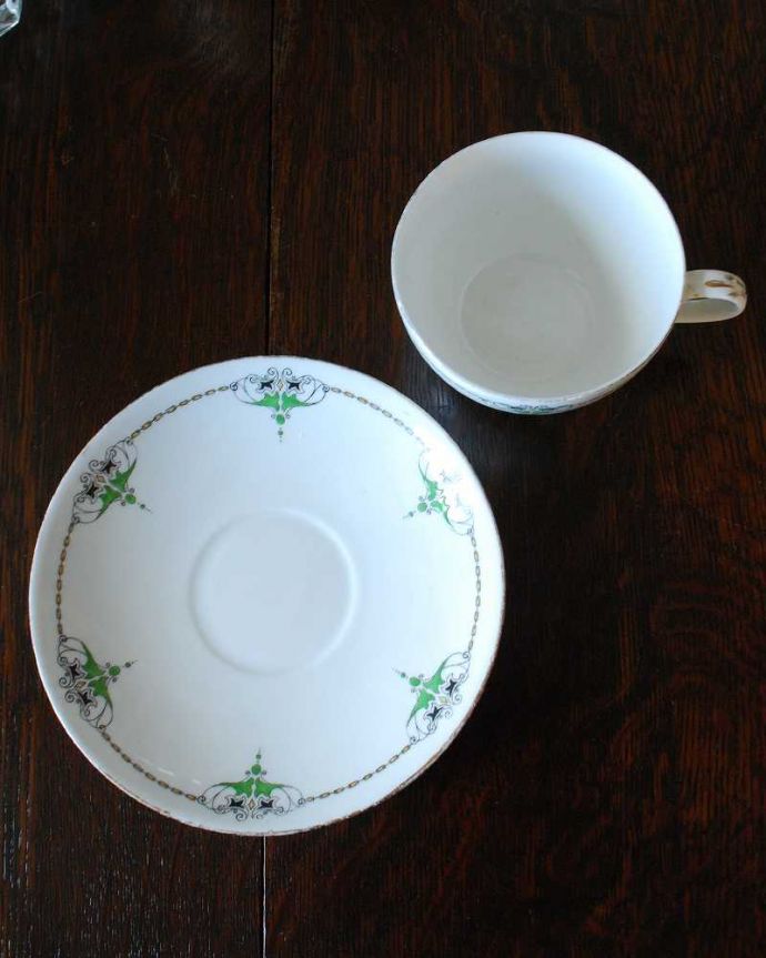 シェ―リー窯　アンティーク雑貨　可愛いお花模様のアンティーク　イギリスから届いたカップ＆ソーサー（Shelley/シェリー）。上から見るとこんな感じです状態のいいものだけを選んでいますが、アンティークなのでキズや欠けがある場合があります。(k-2276-z)