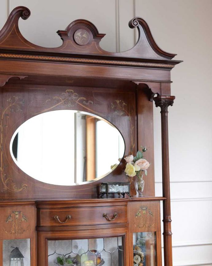 アンティークのキャビネット　アンティーク家具　繊細な象嵌の装飾が美しい、アンティークパーラーキャビネット。キラッと輝くミラーまだ電気が発達していない時代の家具。(k-2277-f)