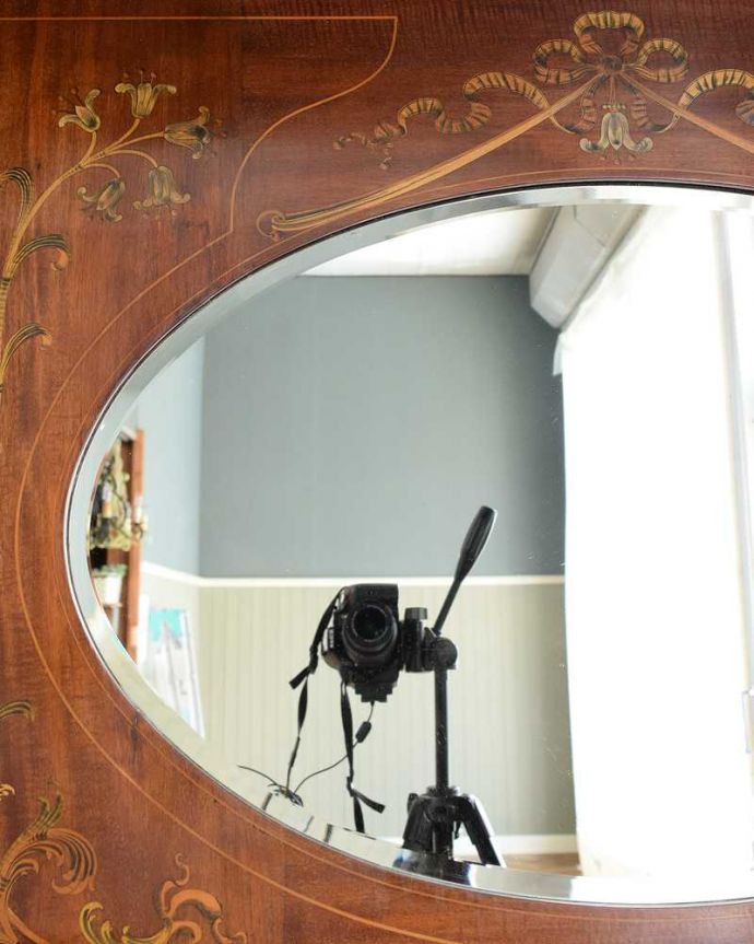 アンティークのキャビネット　アンティーク家具　繊細な象嵌の装飾が美しい、アンティークパーラーキャビネット。ご希望の方には新しいミラーでお届けします コンディションのいいアンティークのミラーですが、ご希望の方には新しいミラーに交換してお届けします（別途見積もり）ご注文の際お気軽にご連絡下さい。(k-2277-f)