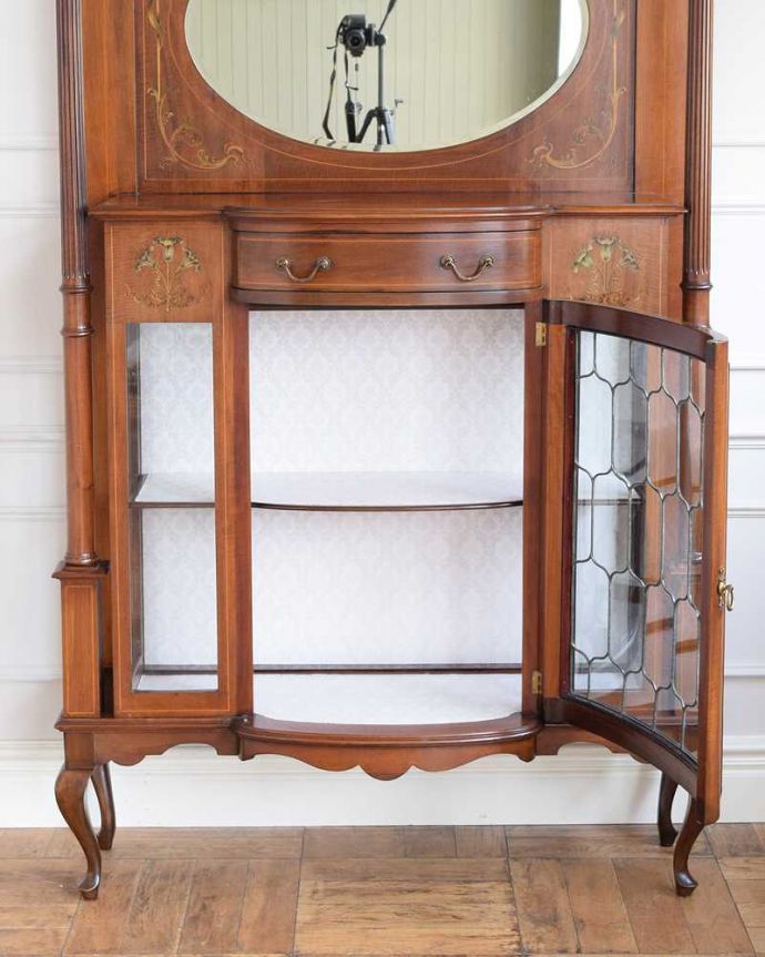 アンティークのキャビネット　アンティーク家具　繊細な象嵌の装飾が美しい、アンティークパーラーキャビネット。もちろん収納もたっぷり見た目重視の家具ですが、高級なものを収納して楽しむための収納がたっぷり付いてます。(k-2277-f)