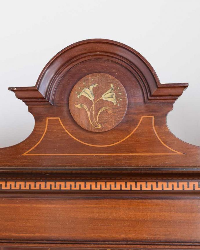 アンティークのキャビネット　アンティーク家具　繊細な象嵌の装飾が美しい、アンティークパーラーキャビネット。トップには美しい象嵌象嵌とは模様に沿って異なる木材を埋め込んで絵を描いたものなんです。(k-2277-f)