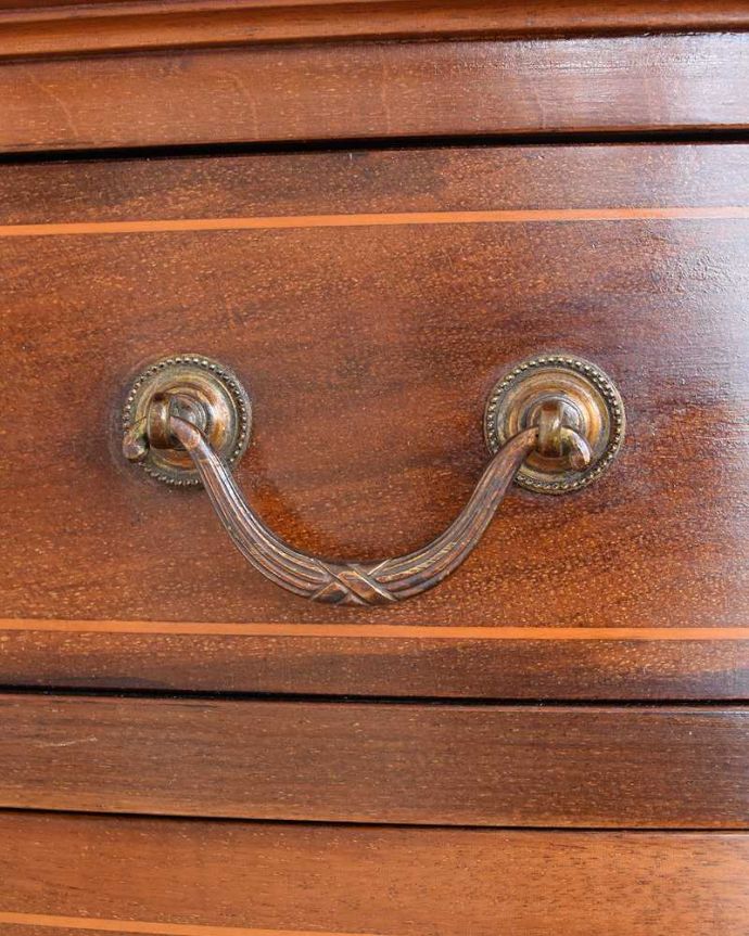 アンティークのキャビネット　アンティーク家具　繊細な象嵌の装飾が美しい、アンティークパーラーキャビネット。アンティークらしい様々なデザインの取っ手もポイントです。(k-2277-f)